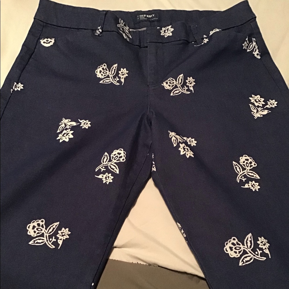 Old Navy Pixie Pants in excellent condition.